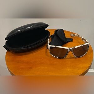 P & G Collection Sunglasses Hard Case Zipper Cleaning Cloth Black Camo Design